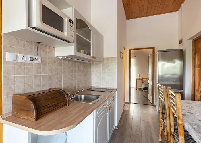 Adel Vendeghaz Konukevi 4*