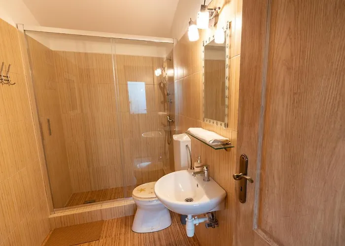 Konukevi Adel Vendeghaz 4*