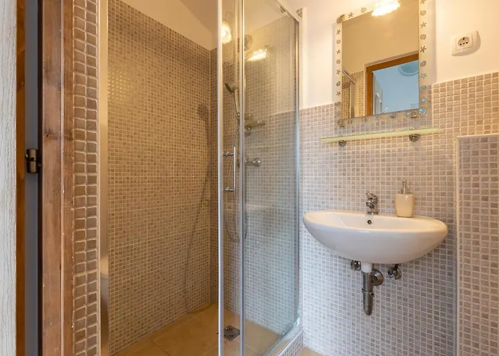 Konukevi Adel Vendeghaz 4*